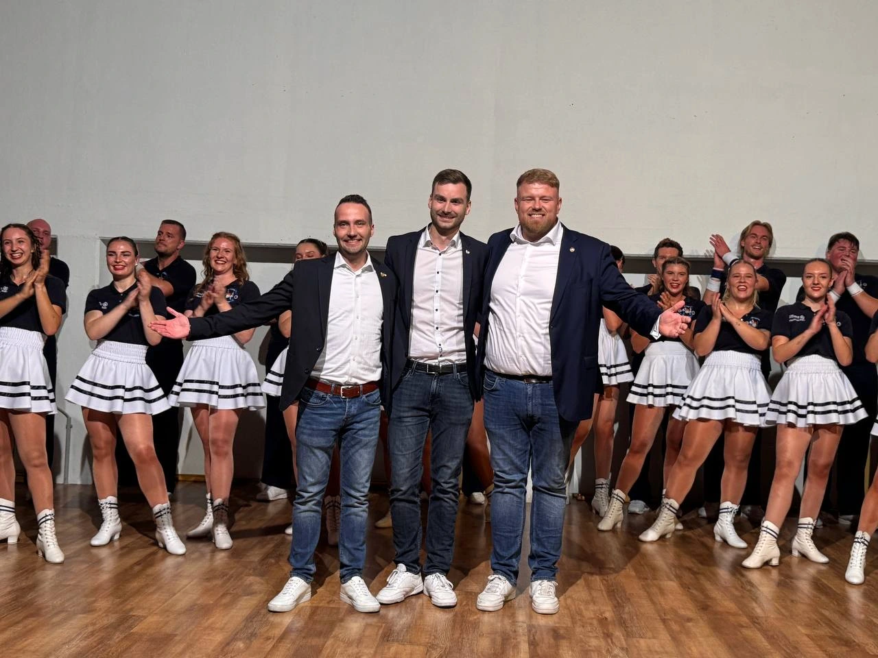 Das designierte Kölner Dreigestirn 2027 gemeinsam mit den Blauen Jungs im Kasino der KG Lövenicher Neustädter